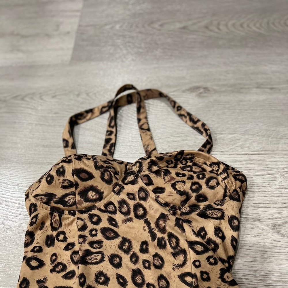 Stylish leopard top size M. Worn once .